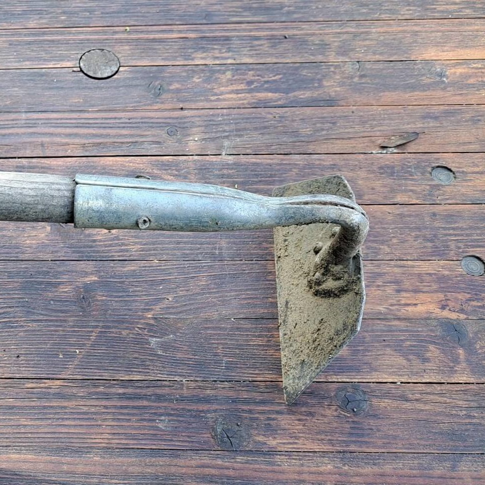 Hacke: lockert den Boden, hackt Wurzeln ab - ist nicht wie ein Hammer zu verwenden ;-), der Boden wird durch kurze Bewegugen von knapp oberhalb des Bodens gehackt