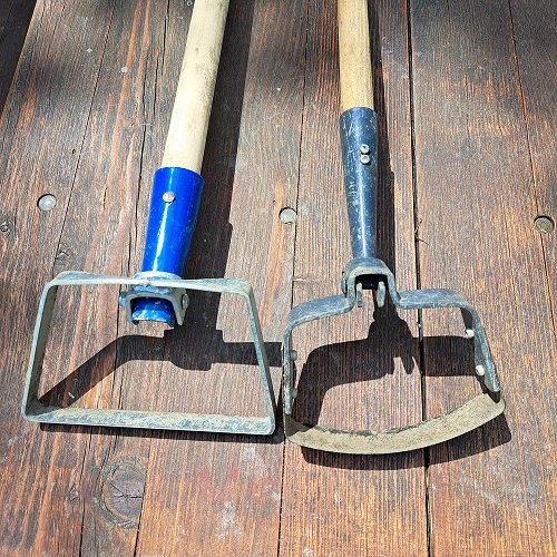 Pendel-Hacke: schneidet tiefere Wurzeln ab oder zieht sie sogar raus und lockert dabei den Boden